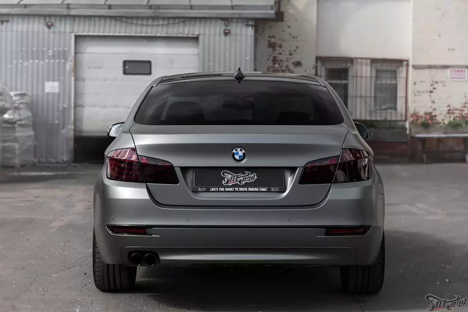BMW 5. Оклейка кузова в серый мат и полный антихром. Новые литые диски R20.